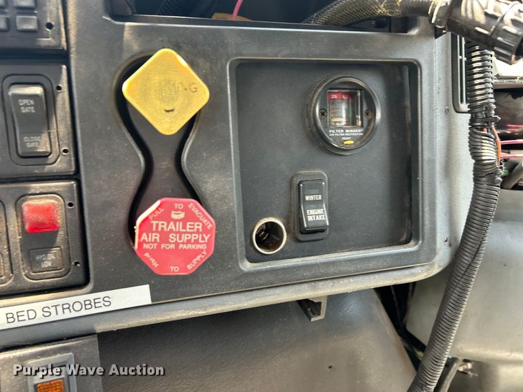 image for item EK8472 2006 International 7400 flatbed truck