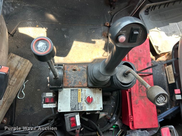 image for item EK8472 2006 International 7400 flatbed truck