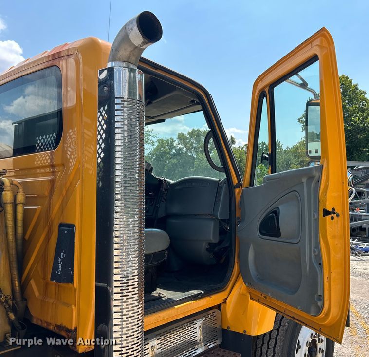 image for item EK8472 2006 International 7400 flatbed truck