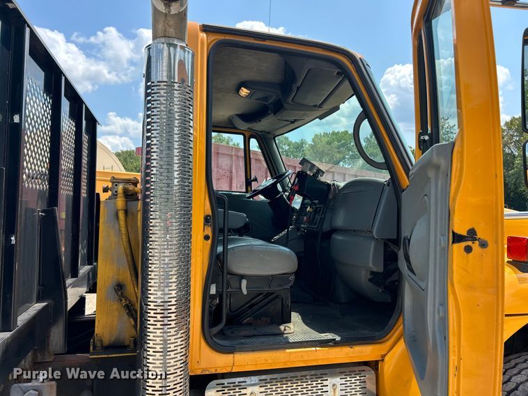 image for item EK8472 2006 International 7400 flatbed truck