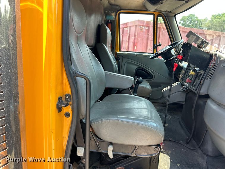 image for item EK8472 2006 International 7400 flatbed truck