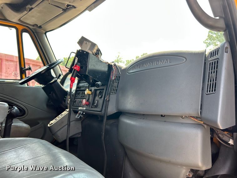 image for item EK8472 2006 International 7400 flatbed truck