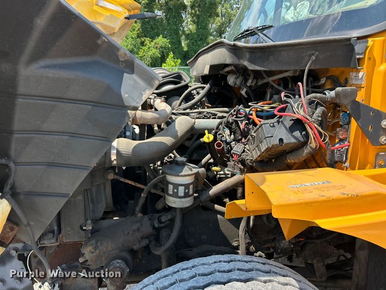 image for item EK8472 2006 International 7400 flatbed truck