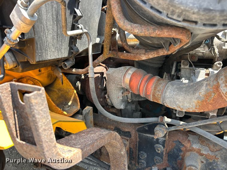 image for item EK8472 2006 International 7400 flatbed truck