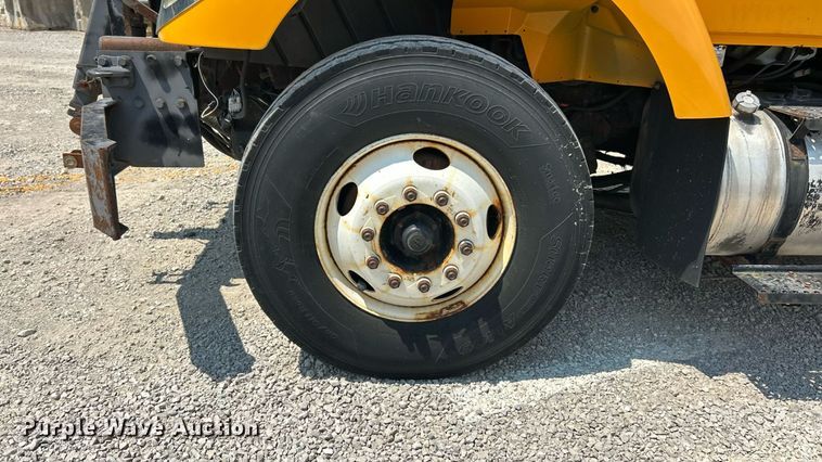 image for item EK8472 2006 International 7400 flatbed truck