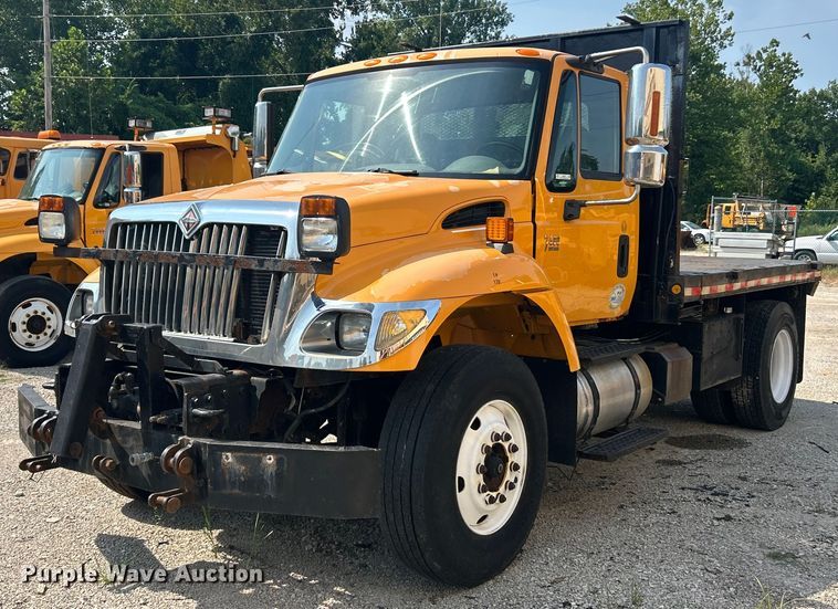 image for item EK8474 2006 International 7400 flatbed truck