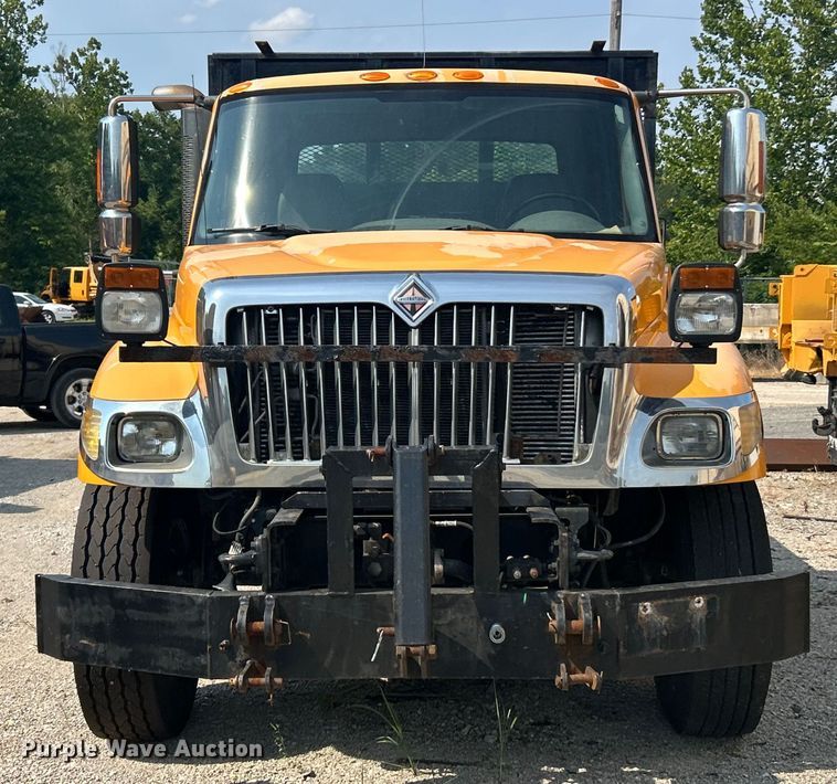 image for item EK8474 2006 International 7400 flatbed truck