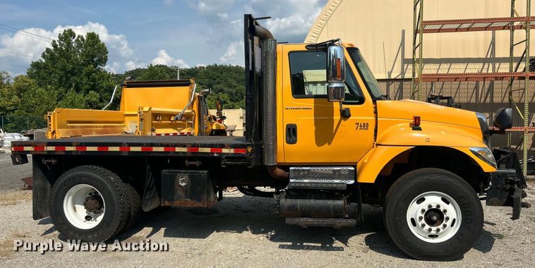 image for item EK8474 2006 International 7400 flatbed truck