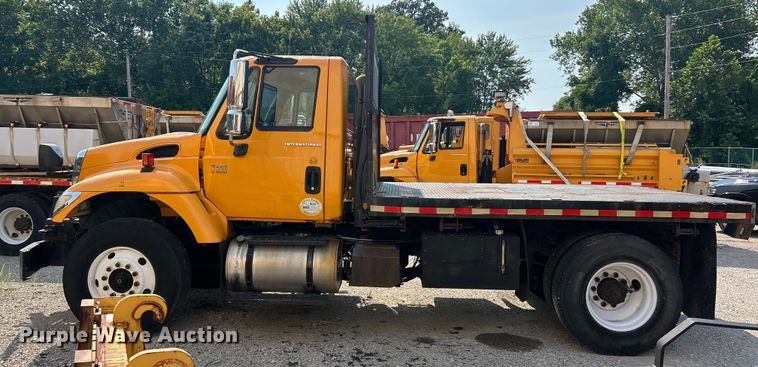 image for item EK8474 2006 International 7400 flatbed truck