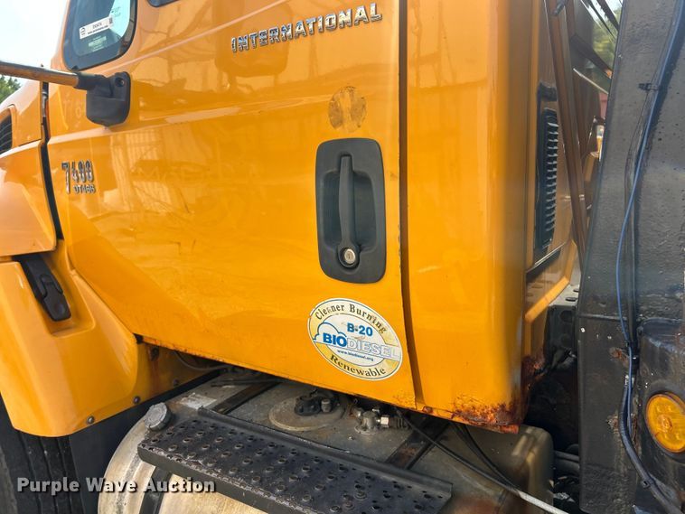 image for item EK8474 2006 International 7400 flatbed truck