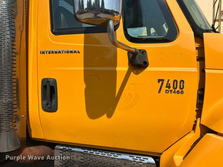 image for item EK8474 2006 International 7400 flatbed truck