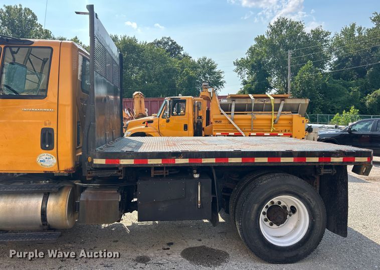 image for item EK8474 2006 International 7400 flatbed truck