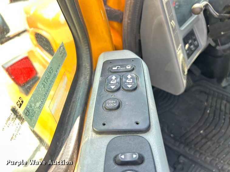 image for item EK8474 2006 International 7400 flatbed truck