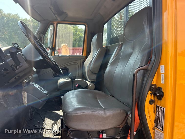 image for item EK8474 2006 International 7400 flatbed truck