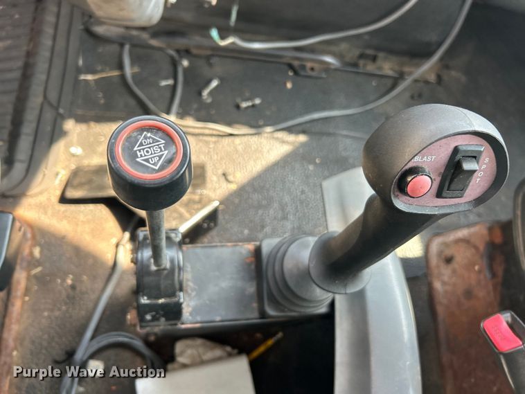 image for item EK8474 2006 International 7400 flatbed truck