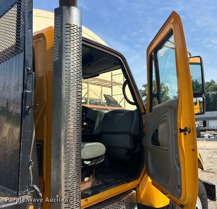 image for item EK8474 2006 International 7400 flatbed truck