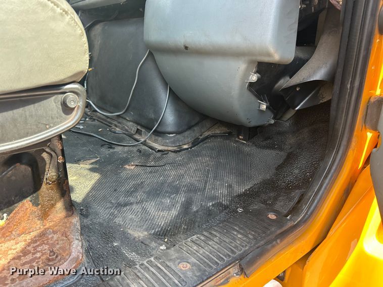 image for item EK8474 2006 International 7400 flatbed truck