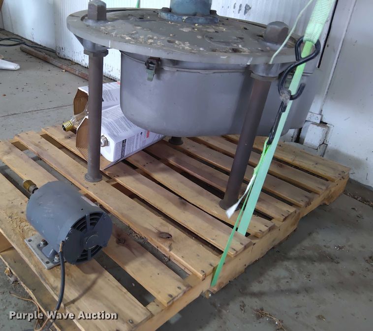 image for item EM8036 Crouse-Hinds DCB 35 rotating beacon