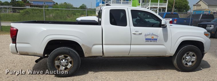 image for item EQ4097 2018 Toyota Tacoma Access Cab pickup truck