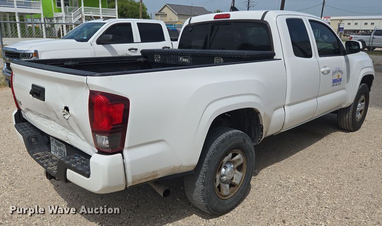 image for item EQ4097 2018 Toyota Tacoma Access Cab pickup truck