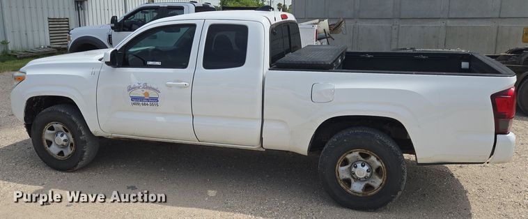 image for item EQ4097 2018 Toyota Tacoma Access Cab pickup truck
