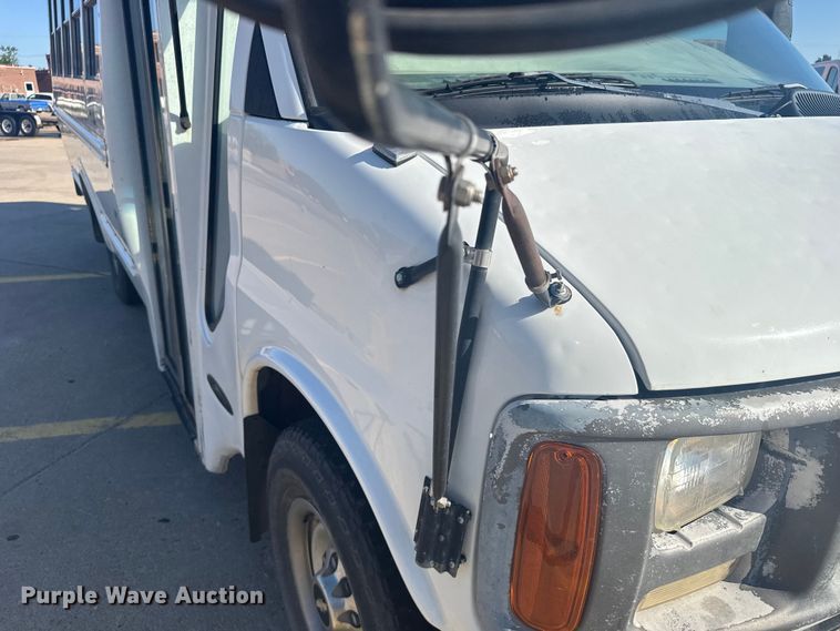 image for item ER2238 2001 Chevrolet Express 3500 school bus
