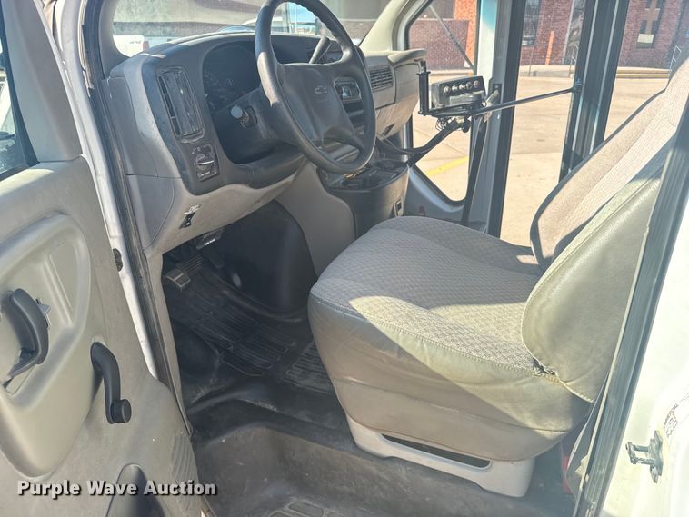 image for item ER2238 2001 Chevrolet Express 3500 school bus