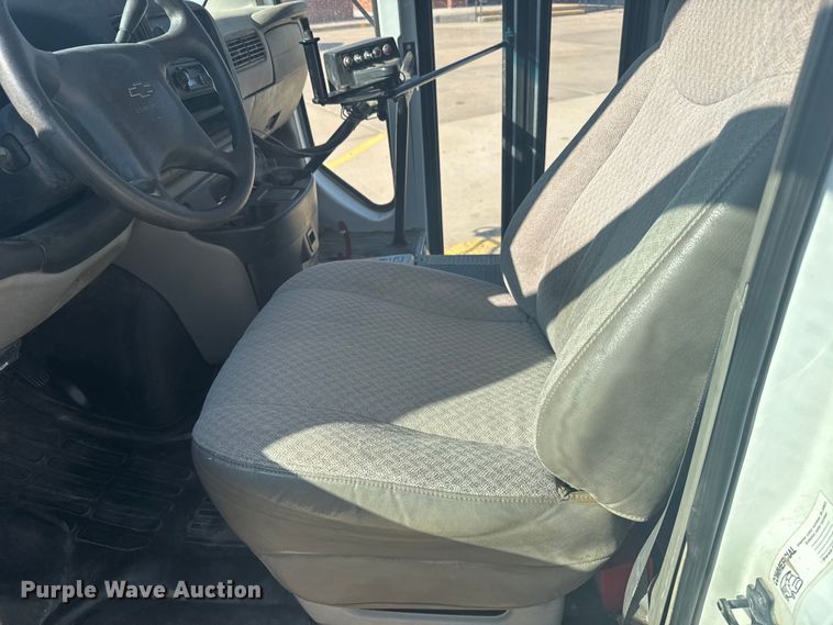image for item ER2238 2001 Chevrolet Express 3500 school bus