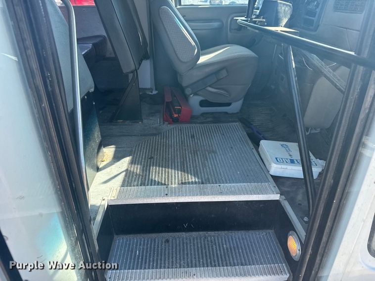 image for item ER2238 2001 Chevrolet Express 3500 school bus