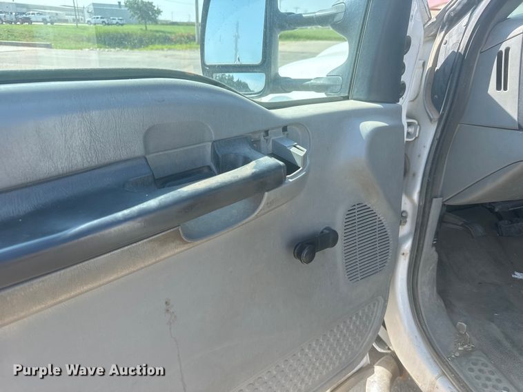 image for item ER2244 2005 Ford F550 truck cab and chassis