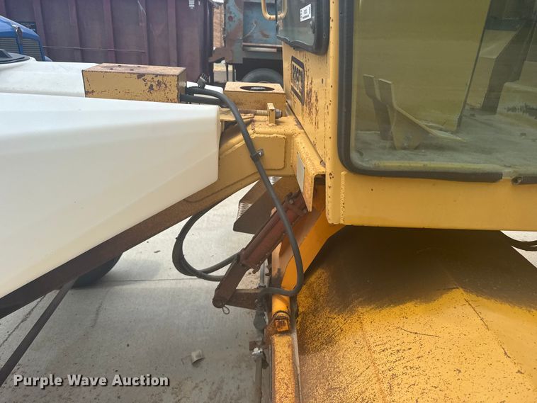 image for item ER2252 1998 Rosco RB-48 broom