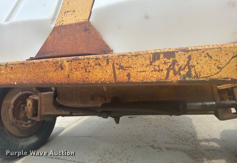 image for item ER2252 1998 Rosco RB-48 broom