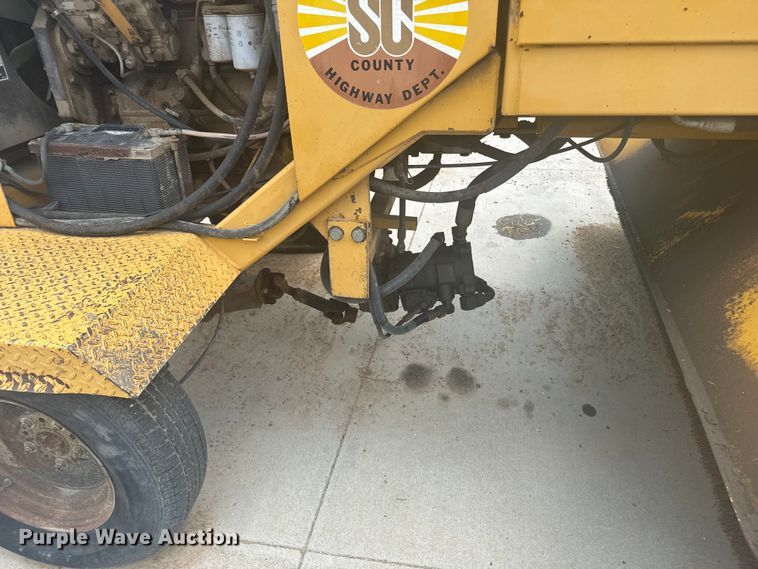 image for item ER2252 1998 Rosco RB-48 broom