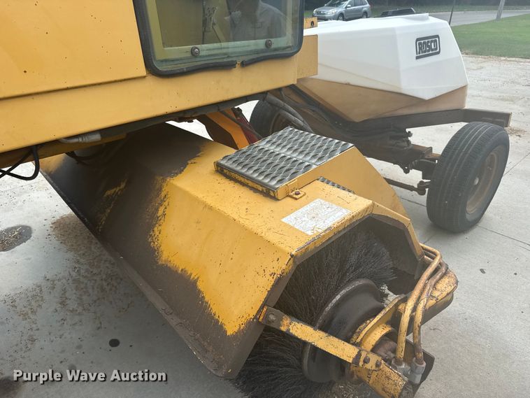 image for item ER2252 1998 Rosco RB-48 broom