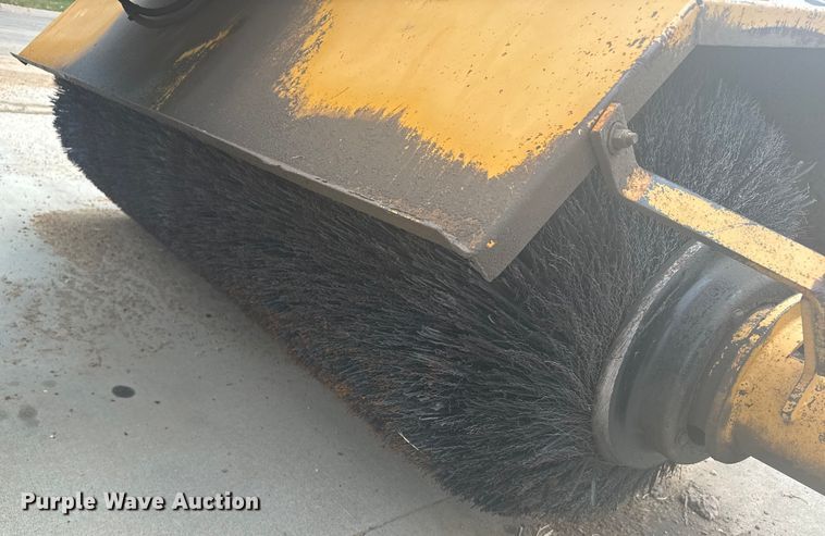 image for item ER2252 1998 Rosco RB-48 broom