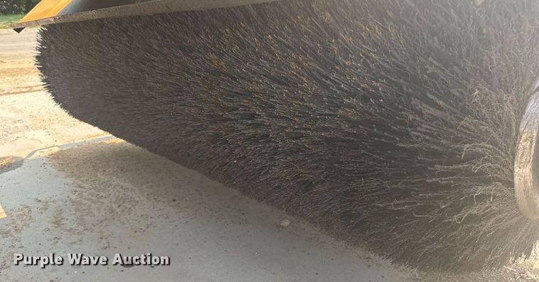 image for item ER2252 1998 Rosco RB-48 broom