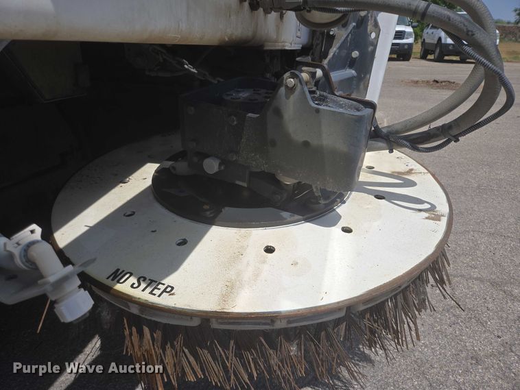 image for item ER5453 2004 Johnston MX450 street sweeper