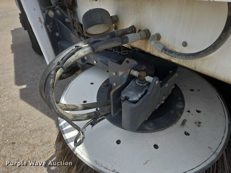 image for item ER5453 2004 Johnston MX450 street sweeper