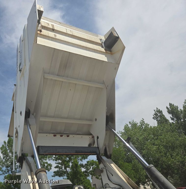 image for item ER5453 2004 Johnston MX450 street sweeper