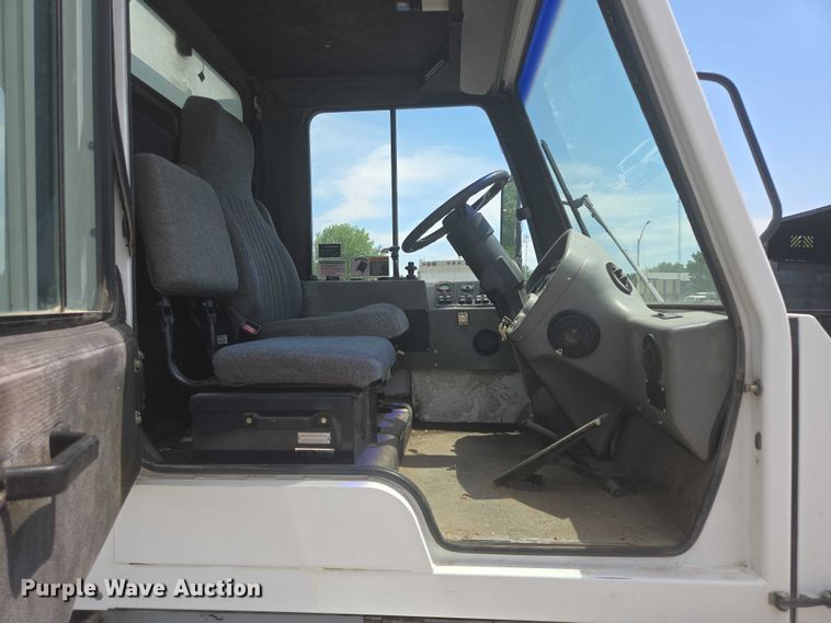 image for item ER5453 2004 Johnston MX450 street sweeper