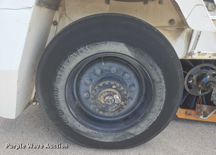 image for item ER5453 2004 Johnston MX450 street sweeper