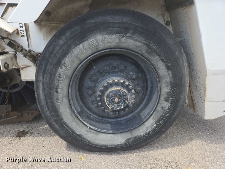 image for item ER5453 2004 Johnston MX450 street sweeper