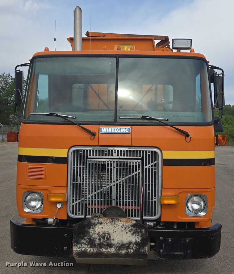 image for item ER5462 1990 White GMC Xpeditor  refuse truck
