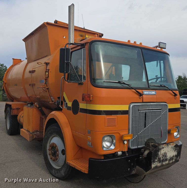 image for item ER5462 1990 White GMC Xpeditor  refuse truck