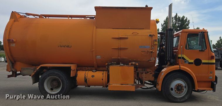 image for item ER5462 1990 White GMC Xpeditor  refuse truck