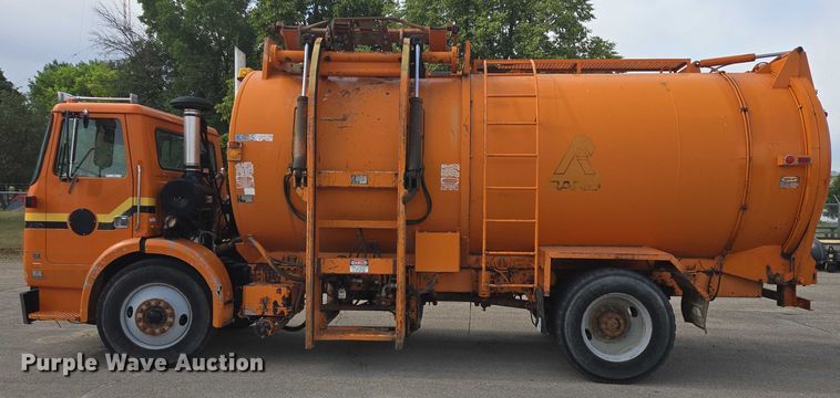 image for item ER5462 1990 White GMC Xpeditor  refuse truck