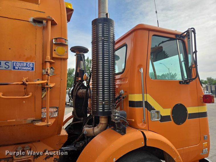 image for item ER5462 1990 White GMC Xpeditor  refuse truck