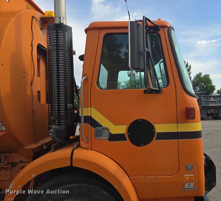 image for item ER5462 1990 White GMC Xpeditor  refuse truck