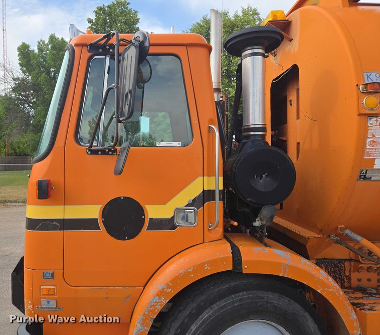 image for item ER5462 1990 White GMC Xpeditor  refuse truck