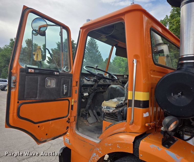 image for item ER5462 1990 White GMC Xpeditor  refuse truck